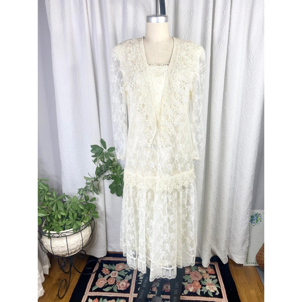 Vintage 1980s White Lace Drop Waist Wedding Dress, Size Medium - Picture 3 of 11